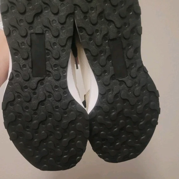 Womens JUICY COUTURE New In Box Tan And WHITE Sneakera - Picture 3 of 8